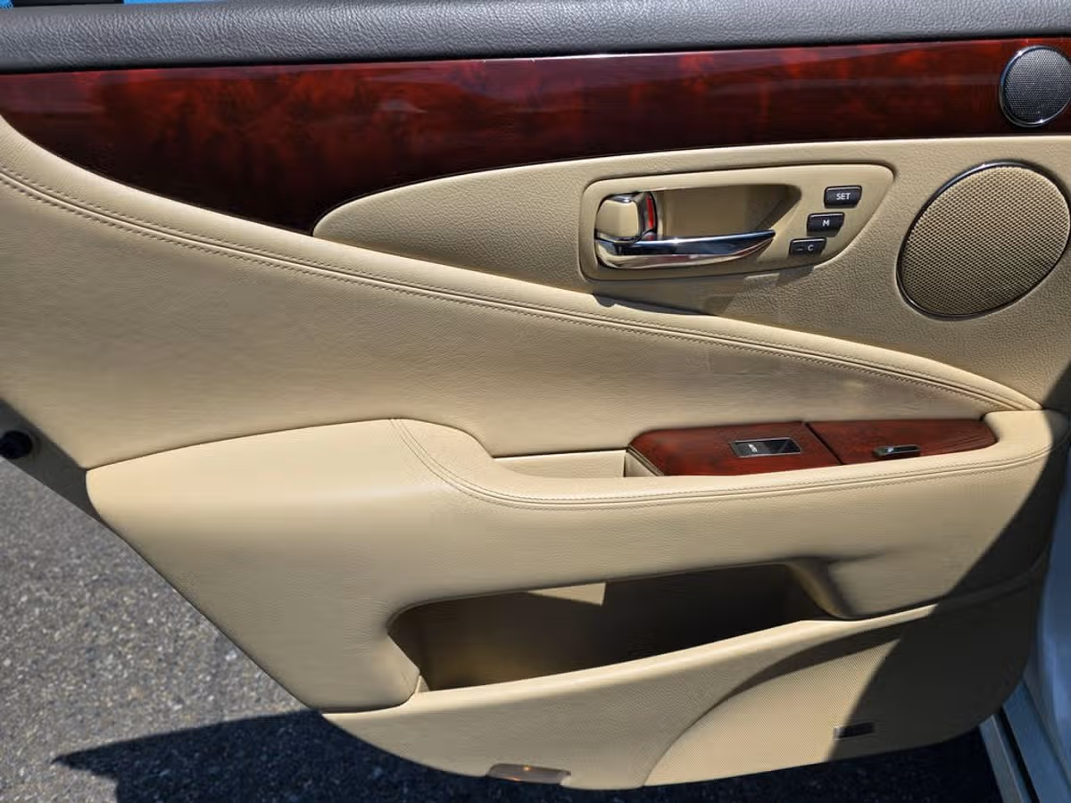 2007 Lexus LS 460 Base Image 17
