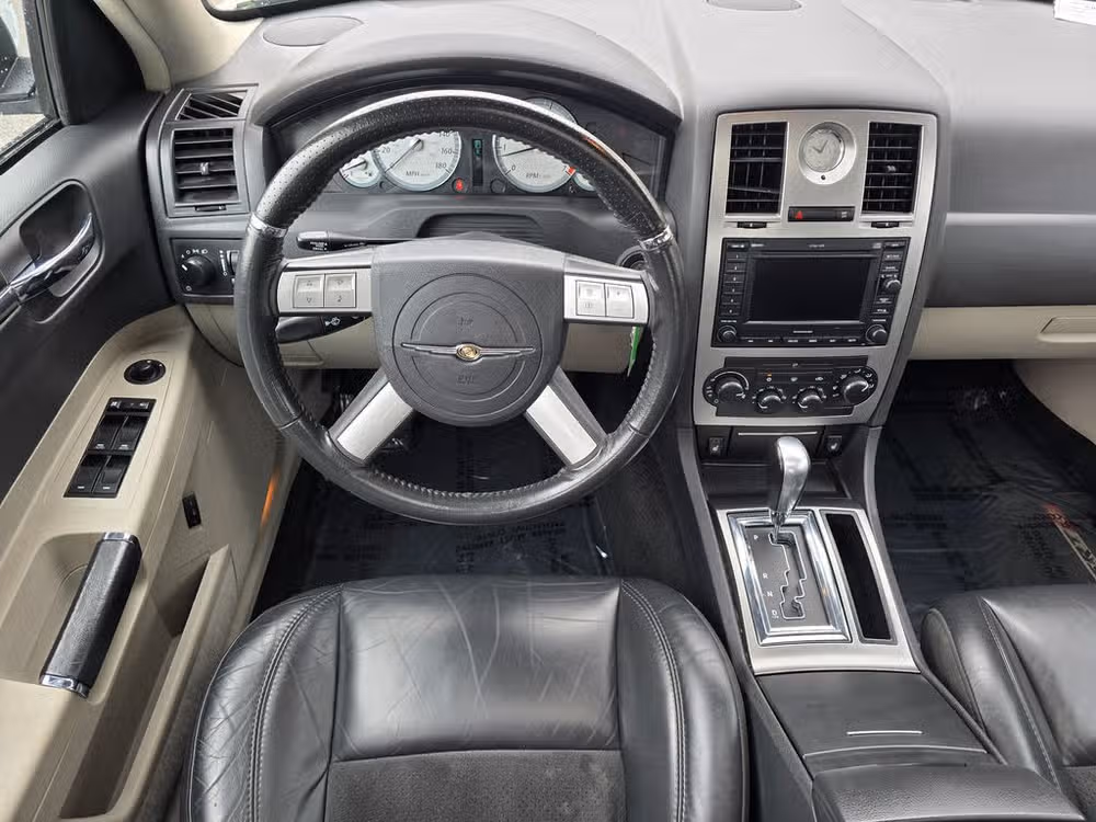 2006 Chrysler 300 SRT-8 Image 11