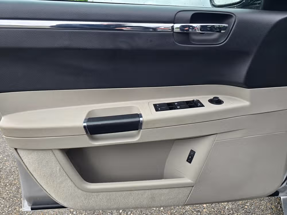 2006 Chrysler 300 SRT-8 Image 14