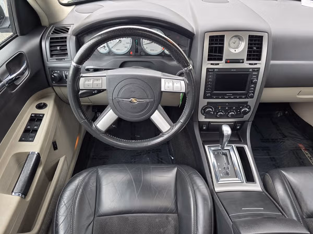2006 Chrysler 300 SRT-8 Image 11