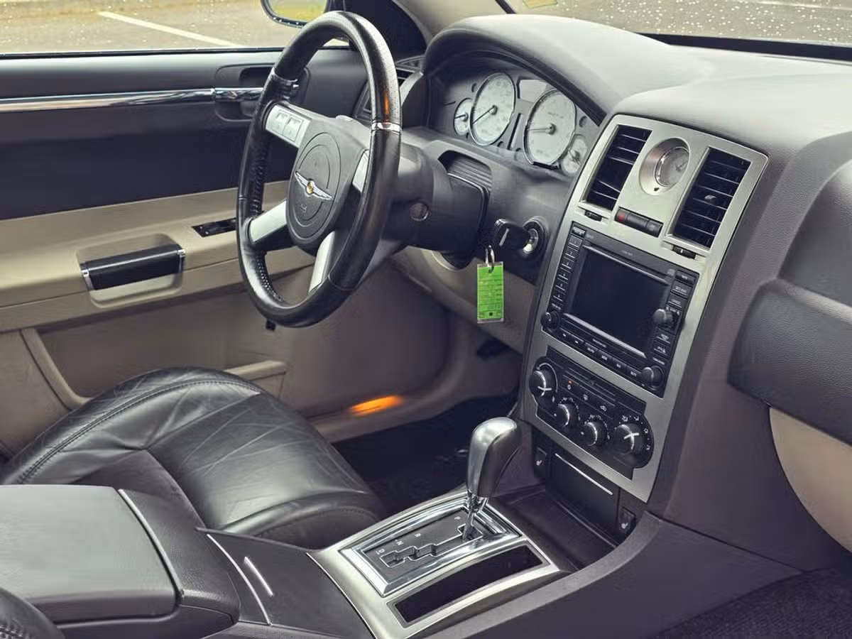 2006 Chrysler 300 SRT-8 Image 18