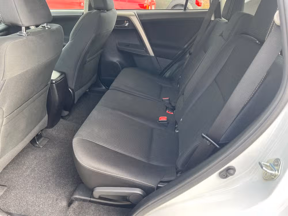 2015 Toyota RAV4 XLE Image 6