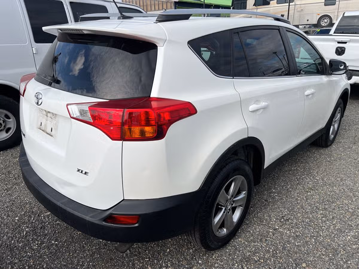 2015 Toyota RAV4 XLE Image 3