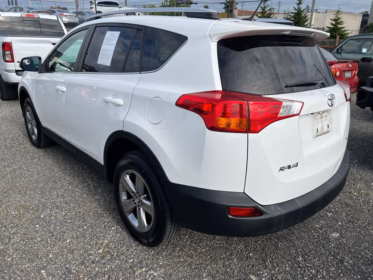 2015 Toyota RAV4 XLE Image 2