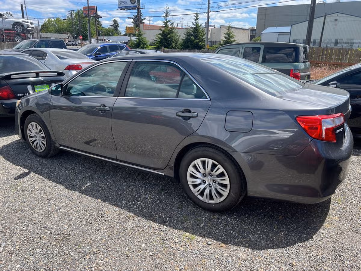 2013 Toyota Camry LE Image 2