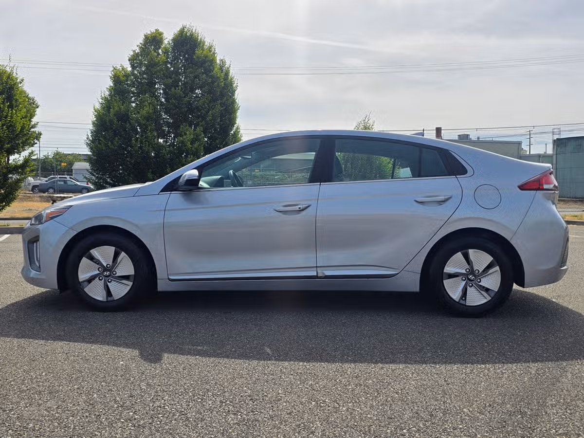 2022 Hyundai IONIQ Hybrid SE Image 3