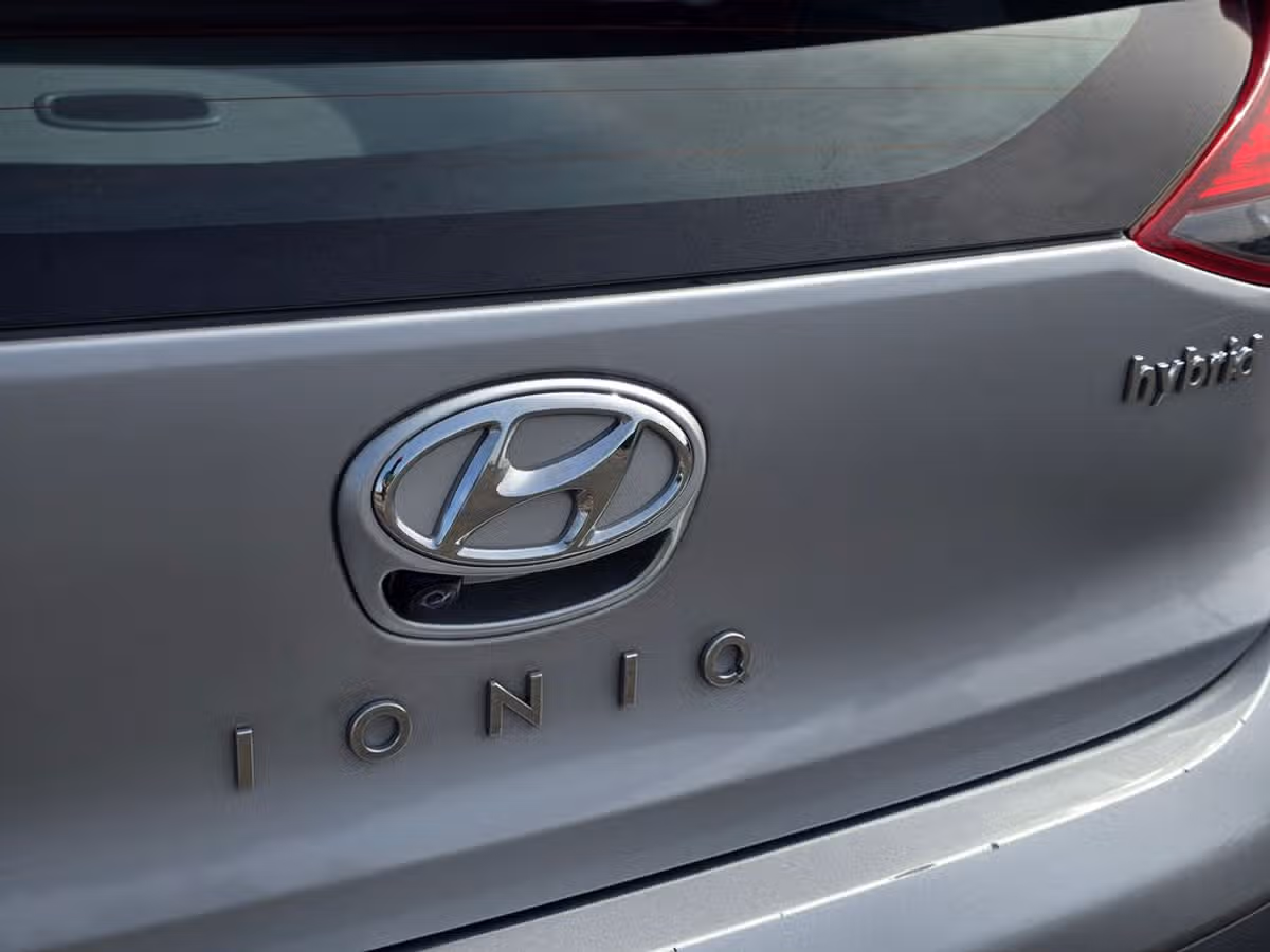 2022 Hyundai IONIQ Hybrid SE Image 18