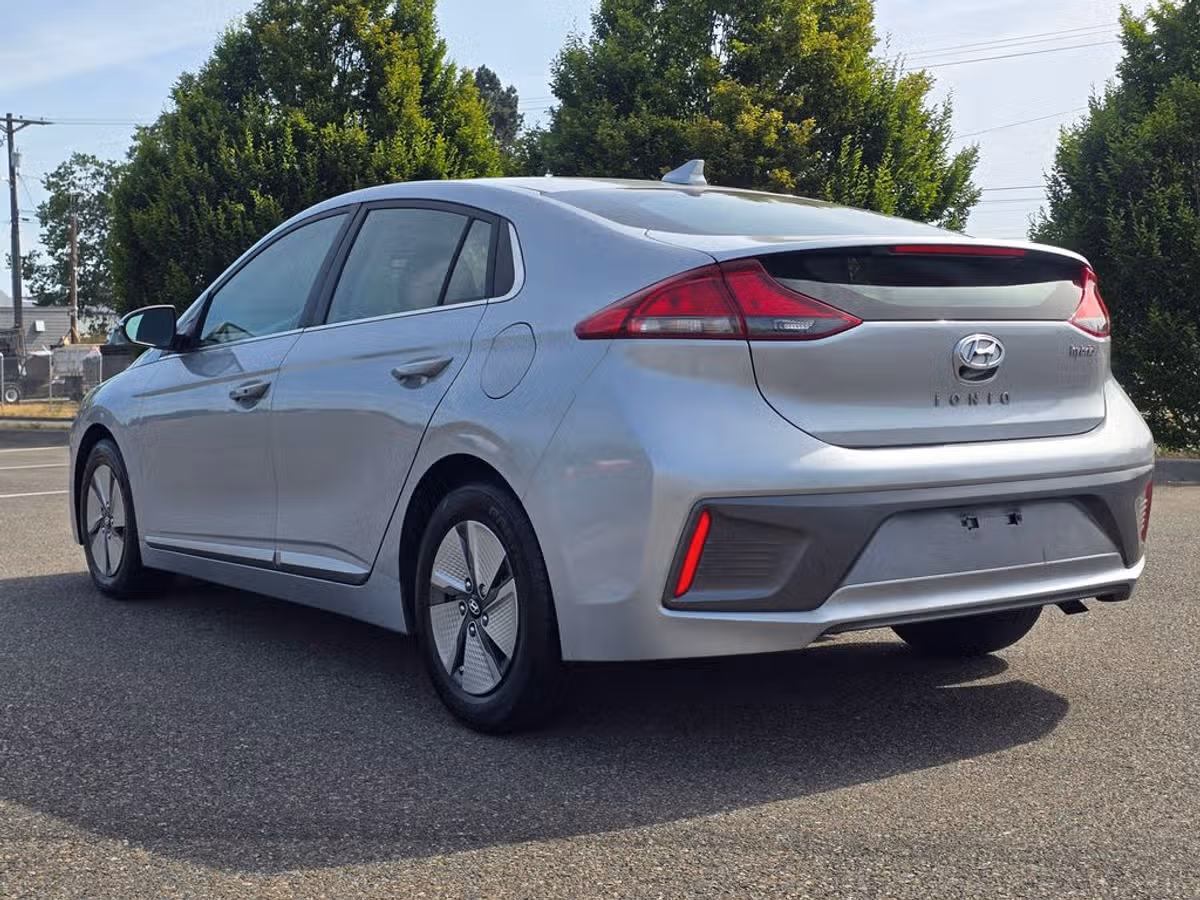2022 Hyundai IONIQ Hybrid SE Image 4