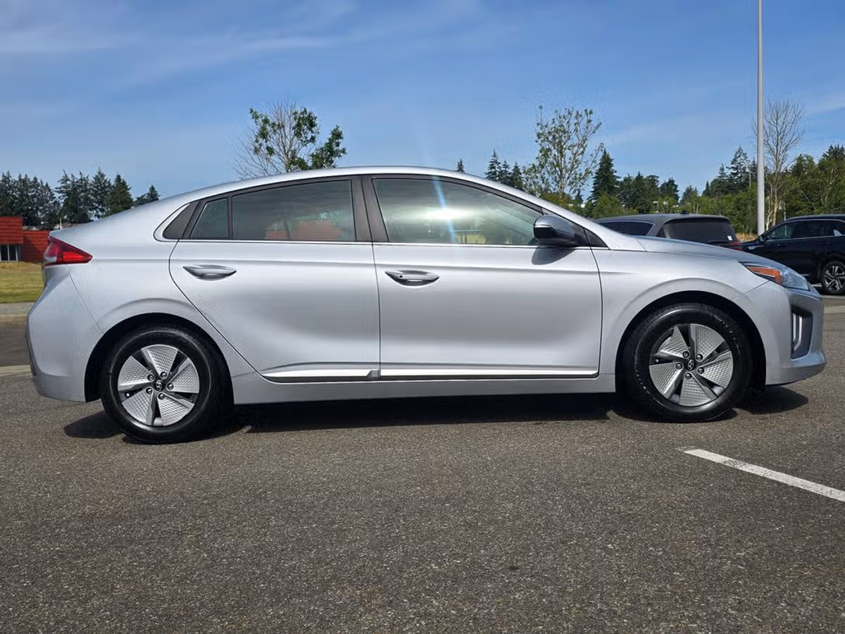 2022 Hyundai IONIQ Hybrid SE Image 7