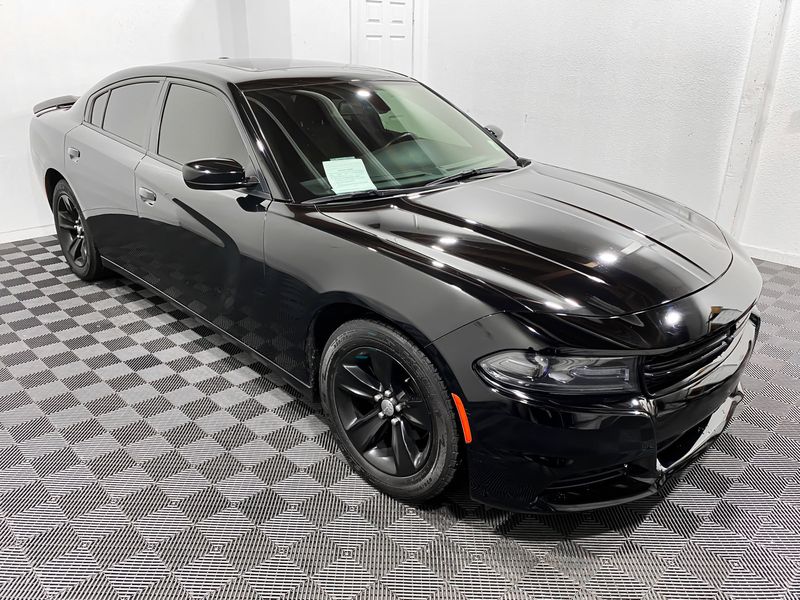 2017 Dodge Charger SXT photo 2