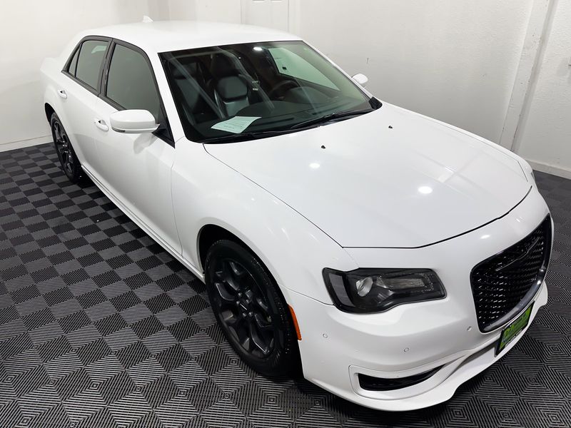 2022 Chrysler 300 Touring L photo 2