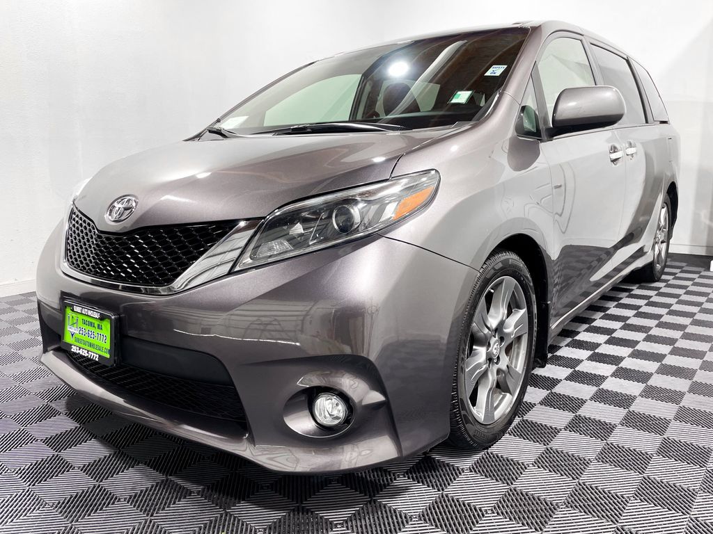 2017 Toyota Sienna SE V6's photo