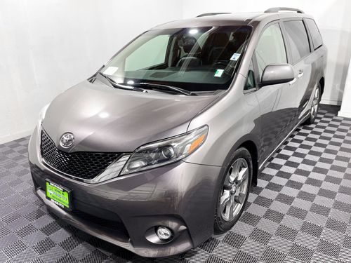 2017 Toyota Sienna SE Passenger Lower Image 3