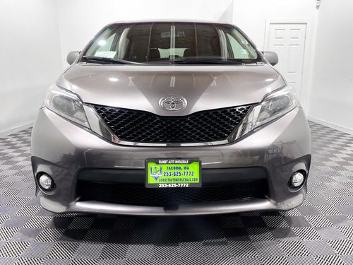 2017 Toyota Sienna SE Passenger Lower Image 2
