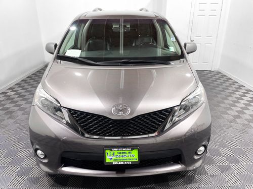 2017 Toyota Sienna SE Passenger Lower Image 1
