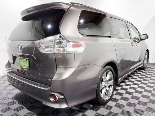 2017 Toyota Sienna SE Lower Image 2