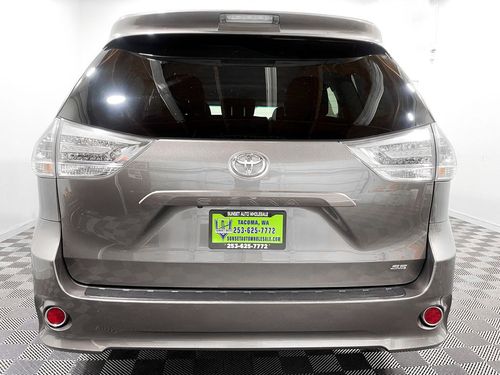 2017 Toyota Sienna SE Lower Image 3