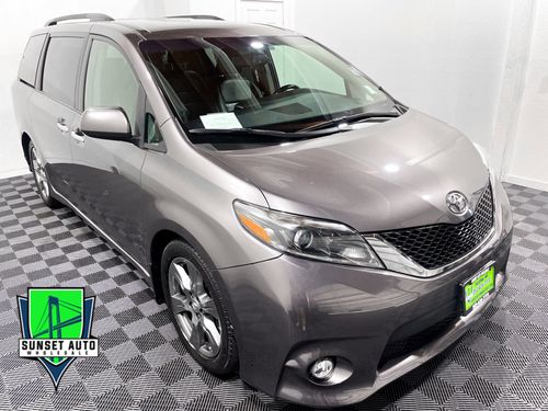 9522 - 2017 Toyota Sienna SE Passenger