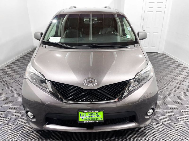 2017 Toyota Sienna SE Upper Image 2