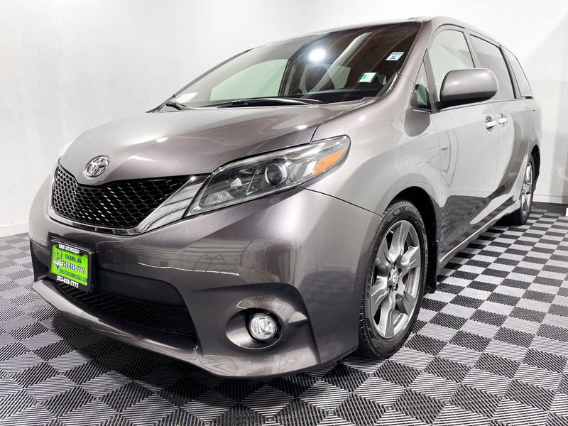 2017 Toyota Sienna SE Upper Image 1