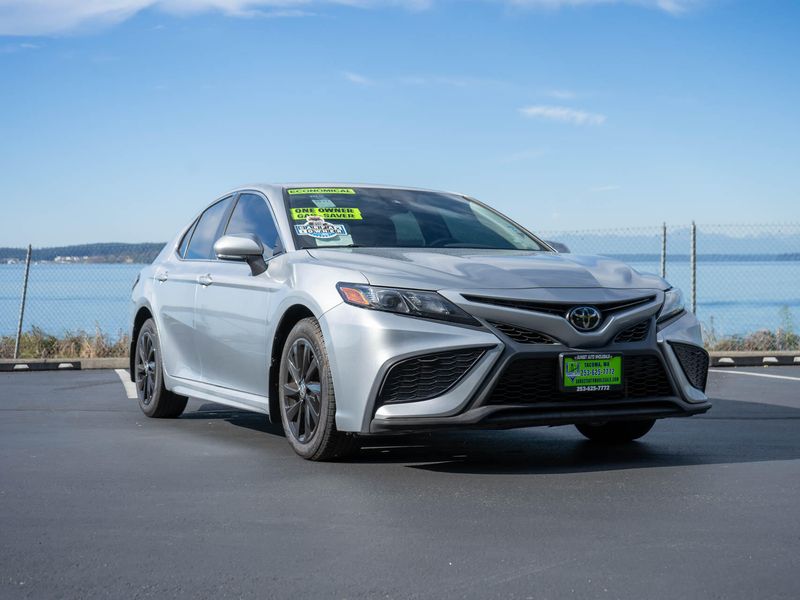 2022 Toyota Camry SE Upper Image 2