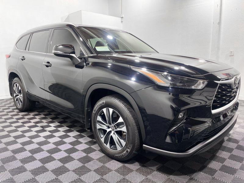 2022 Toyota Highlander XLE Upper Image 2