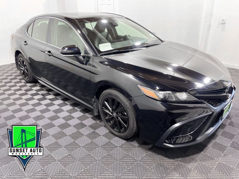 2022 Toyota Camry SE Upper Image 1