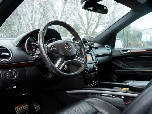 2010 Mercedes-Benz M-Class ML 63 AMG Lower Image 3