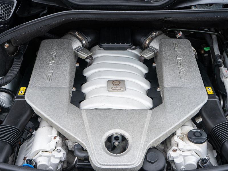 2010 Mercedes-Benz M-Class ML 63 AMG Upper Image 2