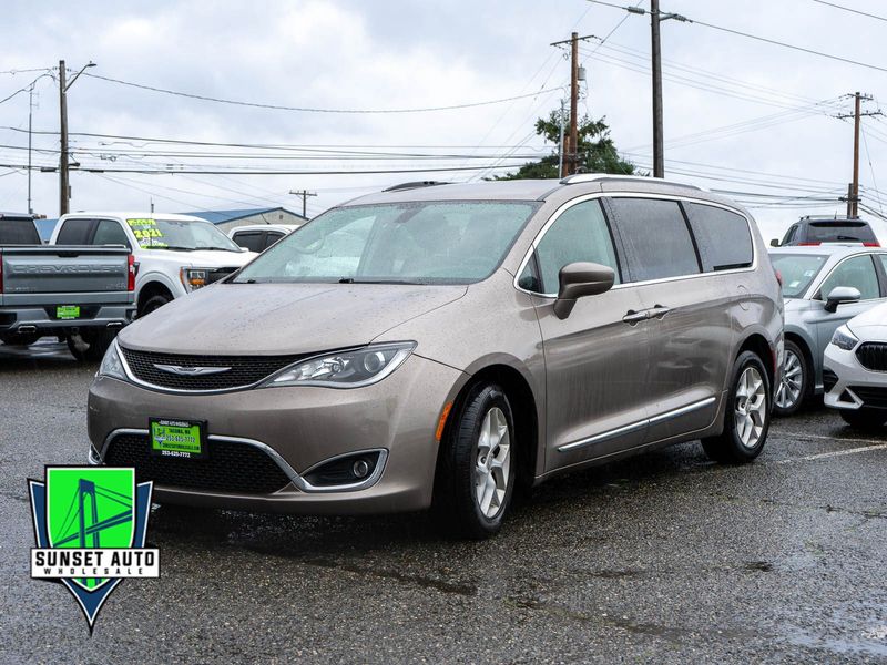 2017 Chrysler Pacifica Touring-L Plus Passenger Upper Image 1