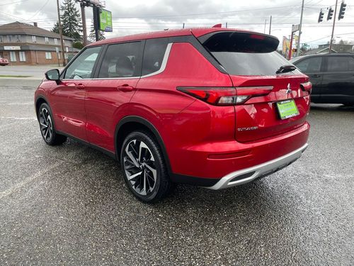 2024 Mitsubishi Outlander SE Lower Image 2