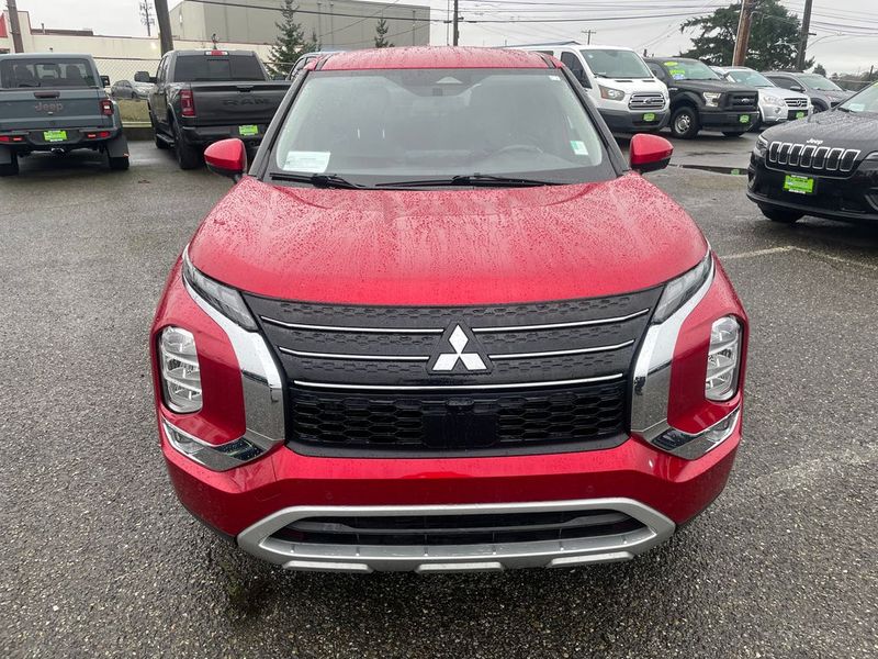 2024 Mitsubishi Outlander SE Upper Image 2