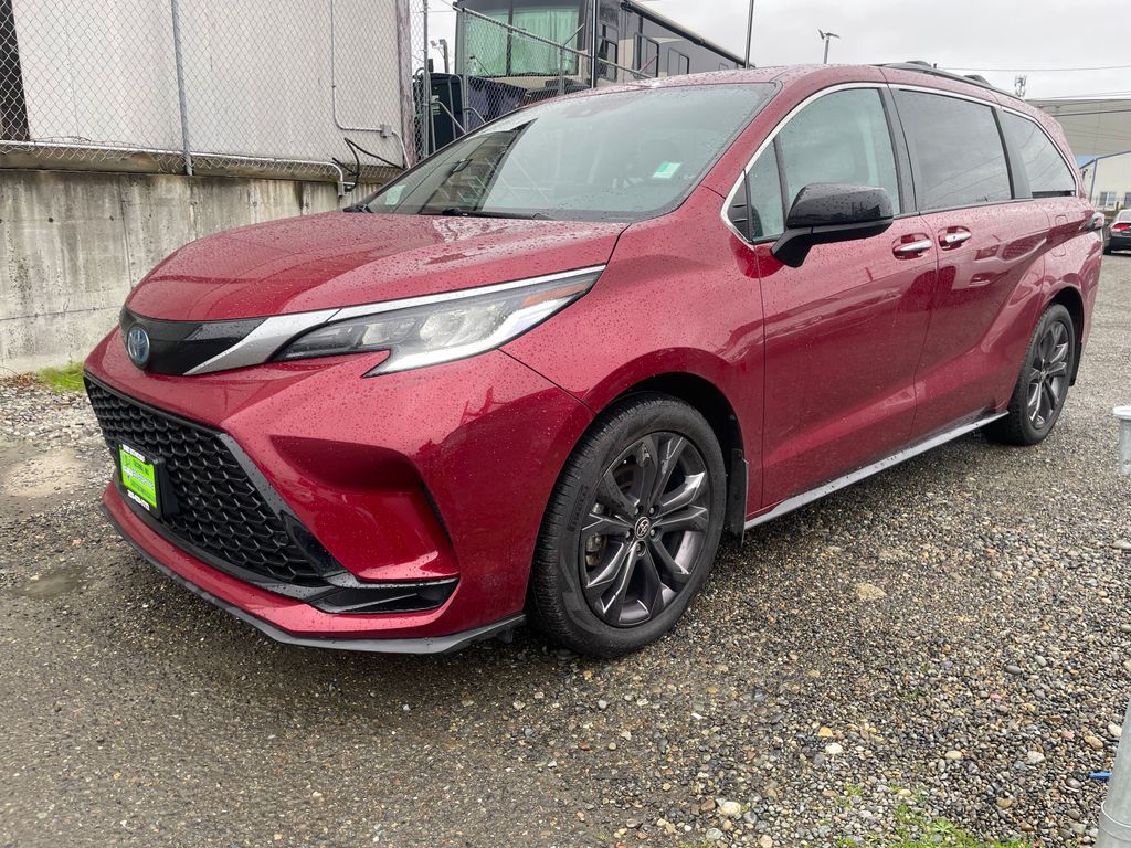 2022 Toyota Sienna XSE's photo