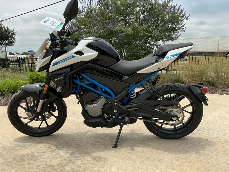 2024 CFMOTO NK 300 Upper Image 2
