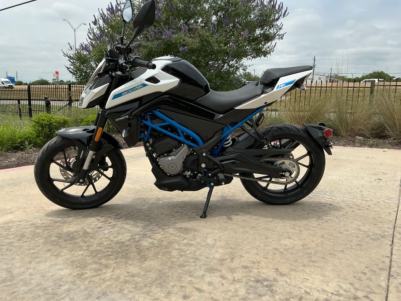 2024 CFMOTO NK 300 Upper Image 2