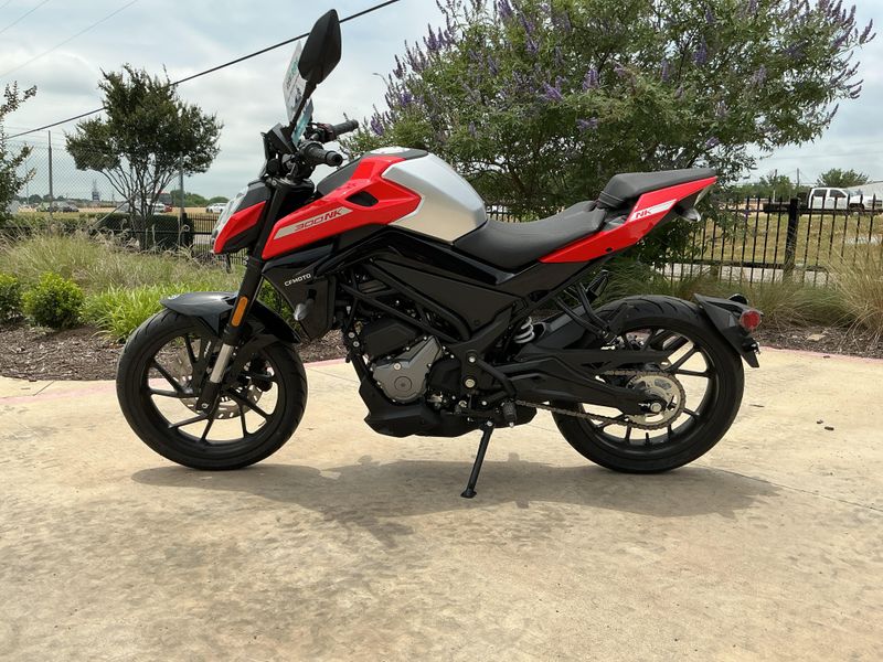 2024 CFMOTO NK 300 Upper Image 2