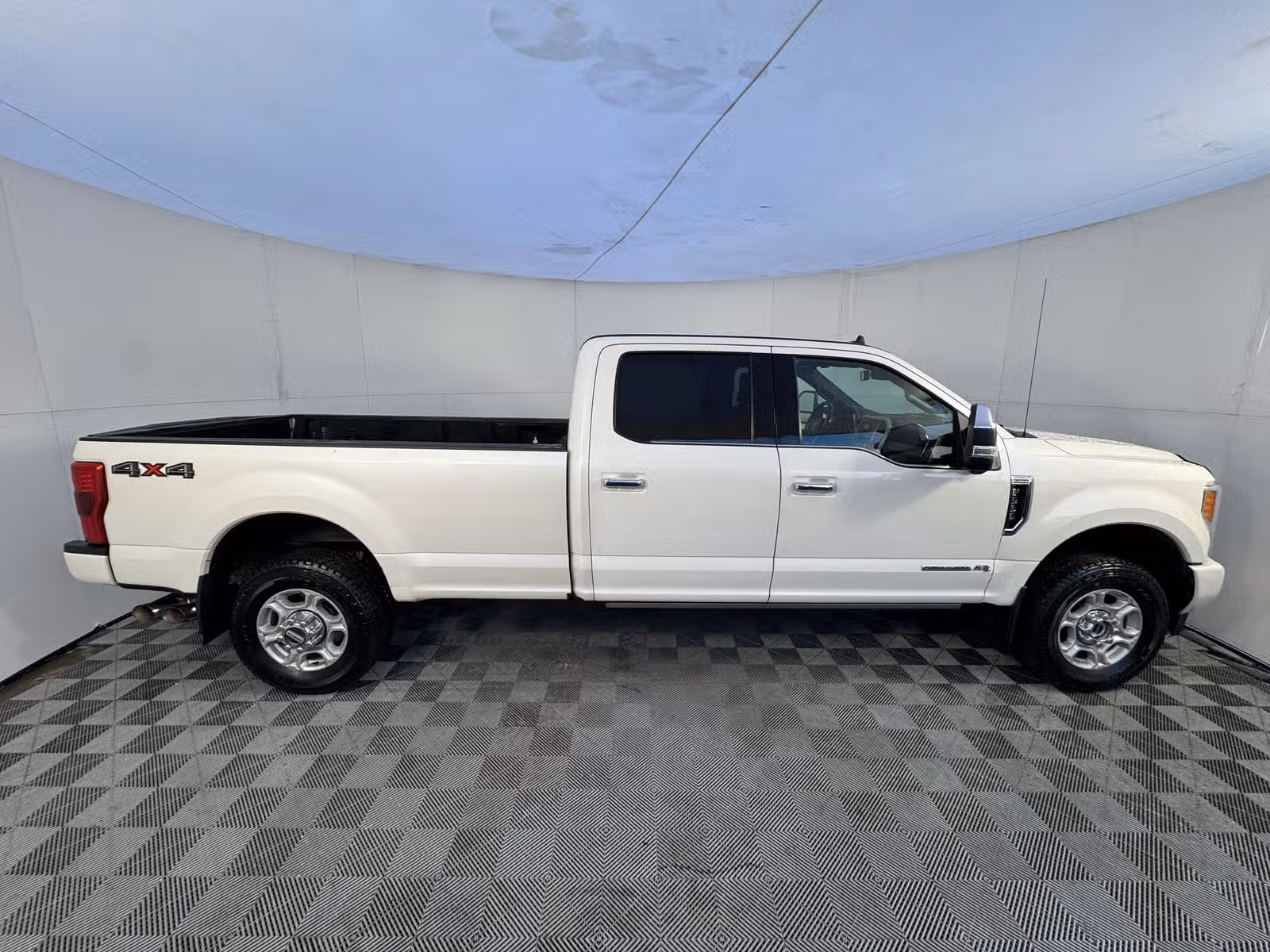 2019 Ford F-350 Super Duty Platinum Upper Image 2
