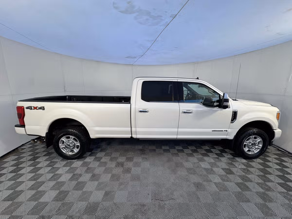 2019 Ford F-350 Super Duty Platinum Image 2
