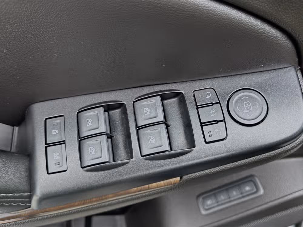 2020 Chevrolet Suburban LT Image 19