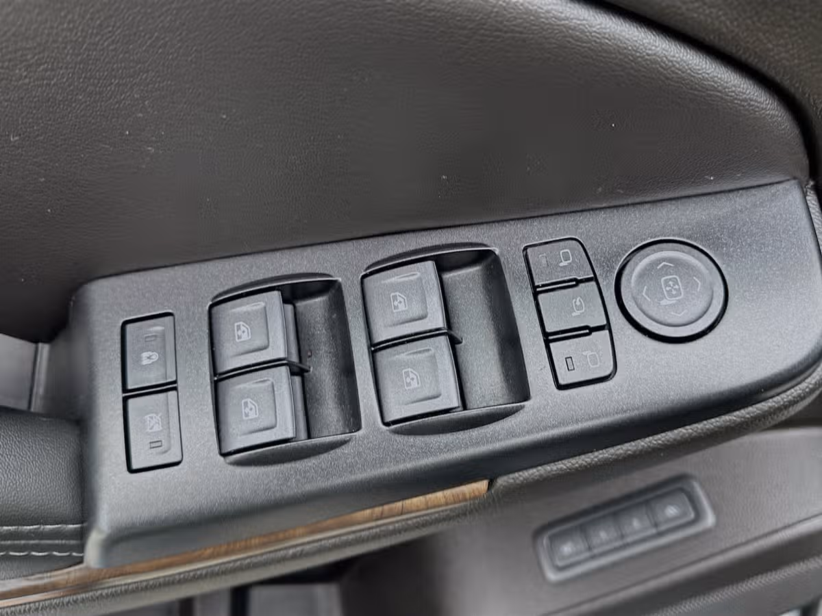 2020 Chevrolet Suburban LT Image 19