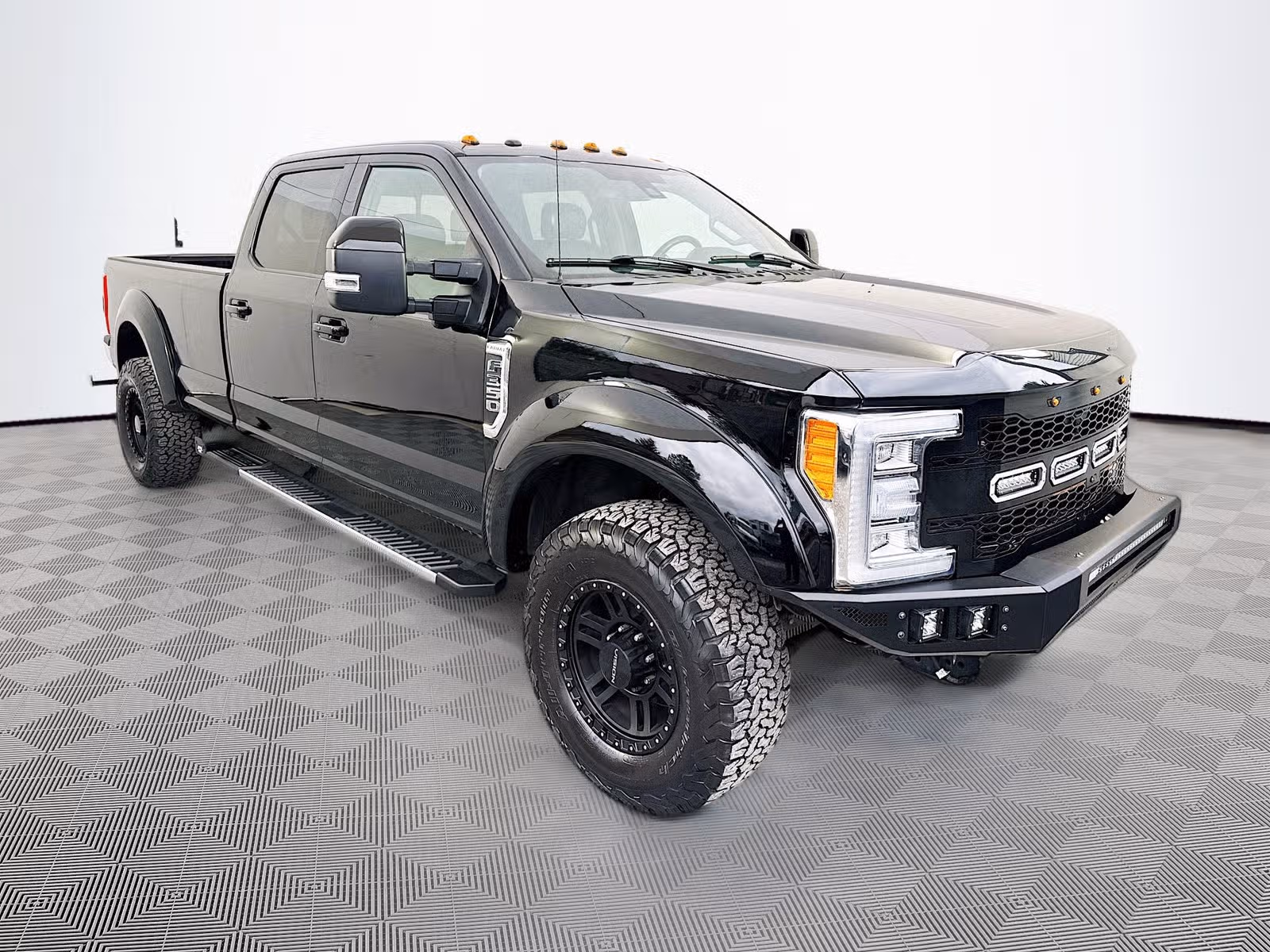 2017 Ford F-350 Super Duty Lariat Crew Cab Upper Image 1