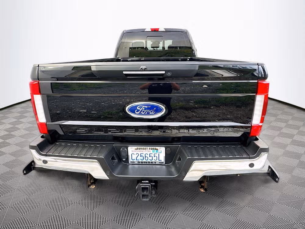2017 Ford F-350 Super Duty Lariat Crew Cab Image 6