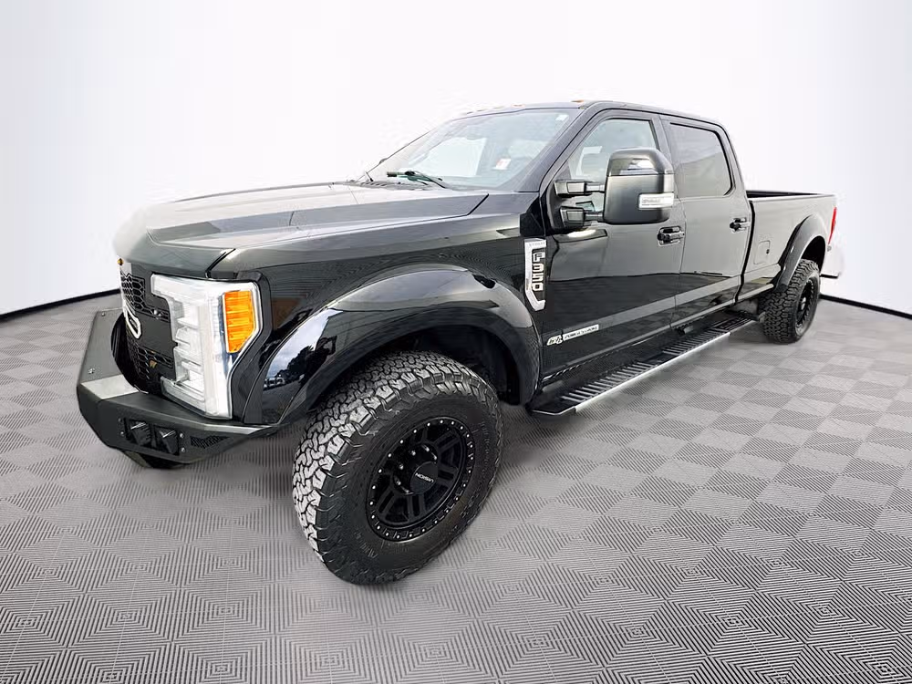 2017 Ford F-350 Super Duty Lariat Crew Cab Image 3