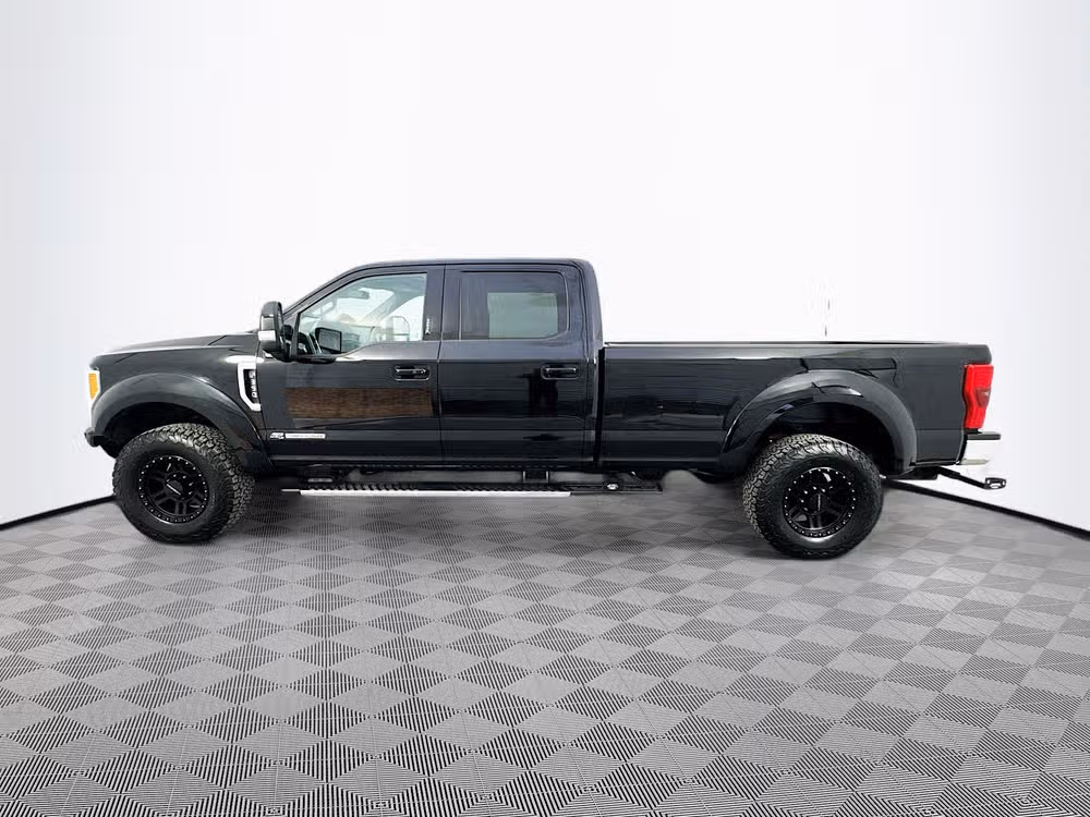 2017 Ford F-350 Super Duty Lariat Crew Cab Image 4