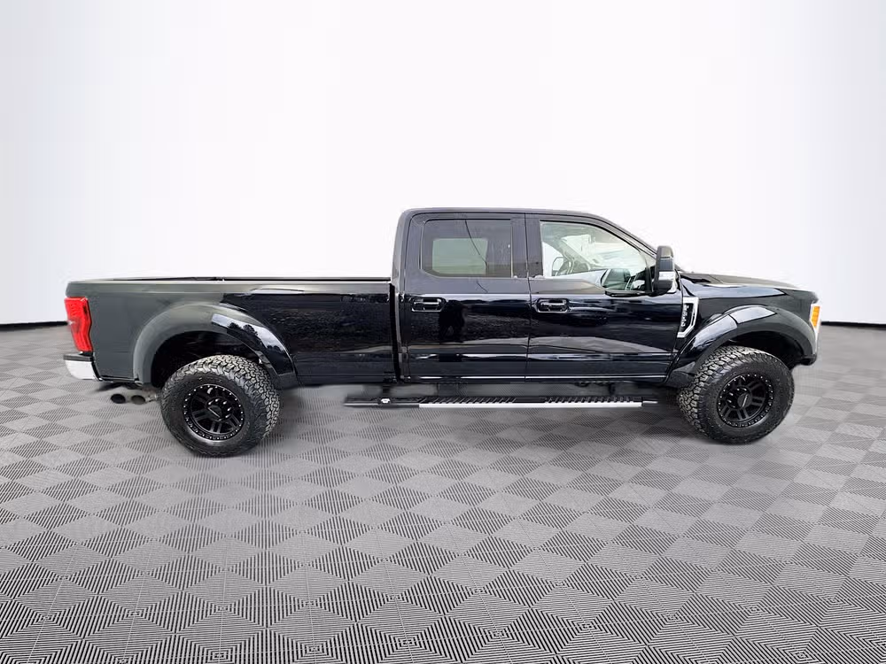 2017 Ford F-350 Super Duty Lariat Crew Cab Image 8