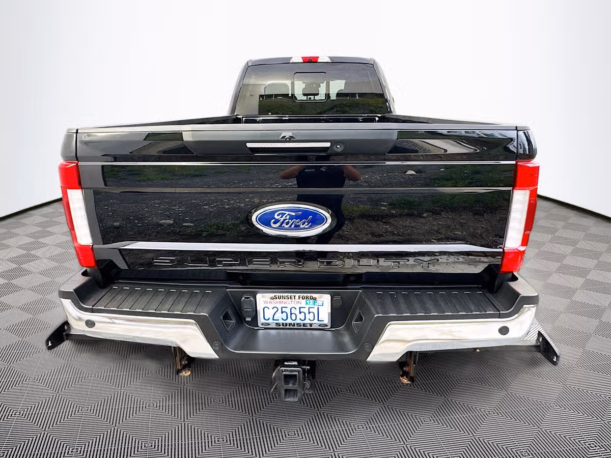 2017 Ford F-350 Super Duty Lariat Crew Cab Image 6