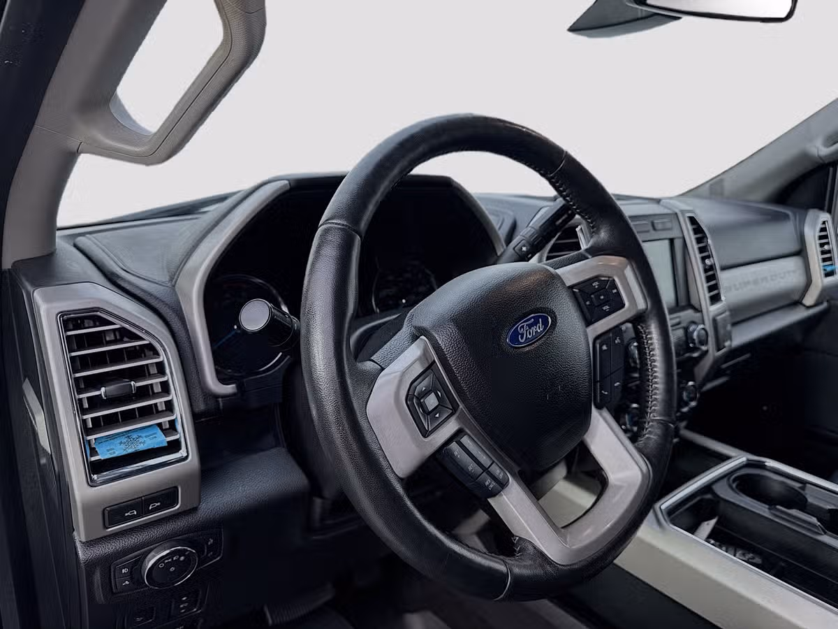 2017 Ford F-350 Super Duty Lariat Crew Cab Image 9