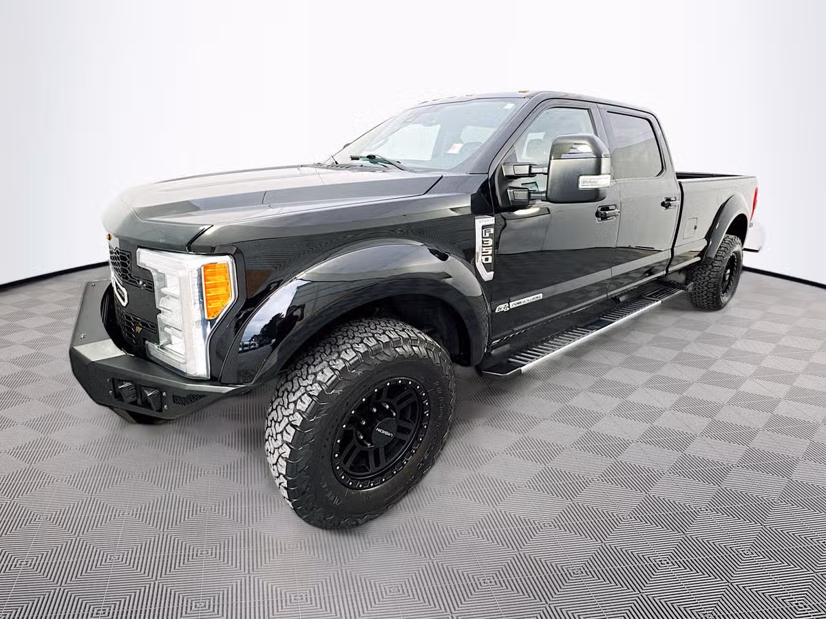 2017 Ford F-350 Super Duty Lariat Crew Cab Image 3