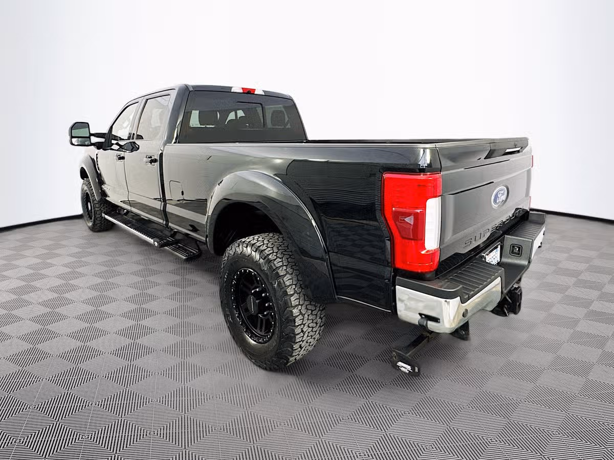 2017 Ford F-350 Super Duty Lariat Crew Cab Image 5