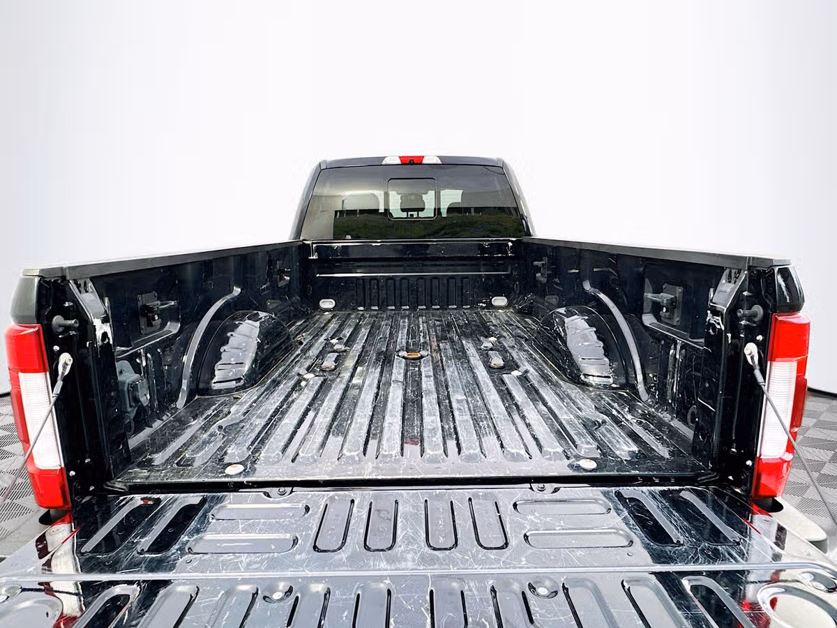 2017 Ford F-350 Super Duty Lariat Crew Cab Image 28